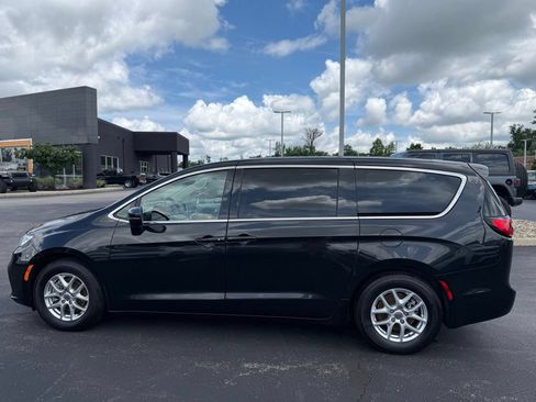 Certified 2023 Chrysler Pacifica Touring-L FWD image 7
