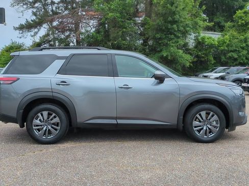 Used 2025 Nissan Pathfinder SV FWD image 4