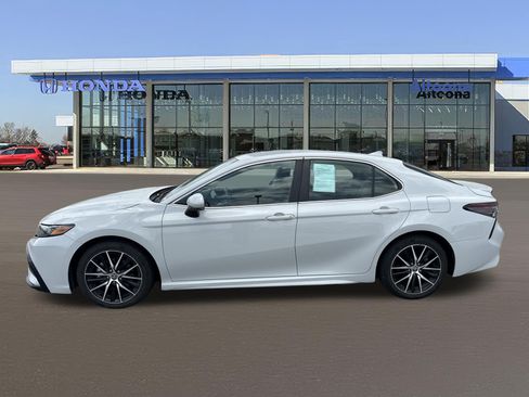 Used 2024 Toyota Camry SE FWD image 2