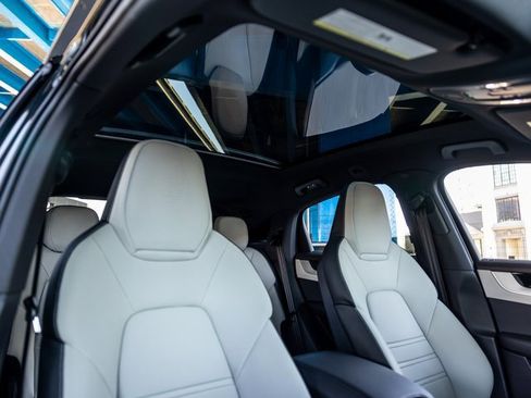 Certified 2025 Porsche Cayenne Coupe image 58