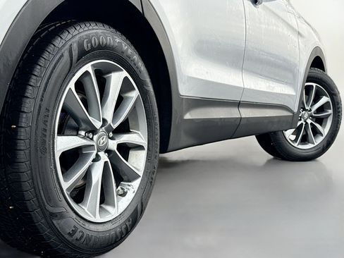 Used 2017 Hyundai Santa Fe SE image 16