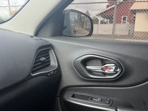 Used 2022 Jeep Cherokee Trailhawk image 18