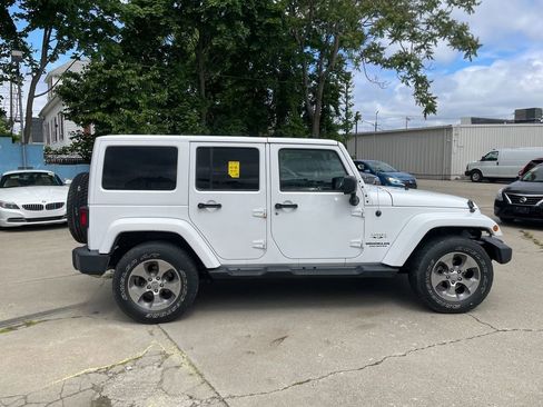 Used 2017 Jeep Wrangler Unlimited Sahara w/ Connectivity Group AWD/4WD image 4