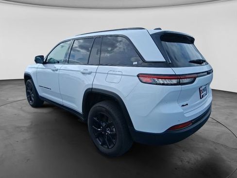 Used 2025 Jeep Grand Cherokee Altitude AWD/4WD image 6