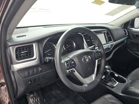 Used 2016 Toyota Highlander Plus FWD image 11