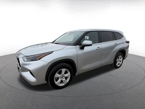 Used 2025 Toyota Highlander LE FWD image 8