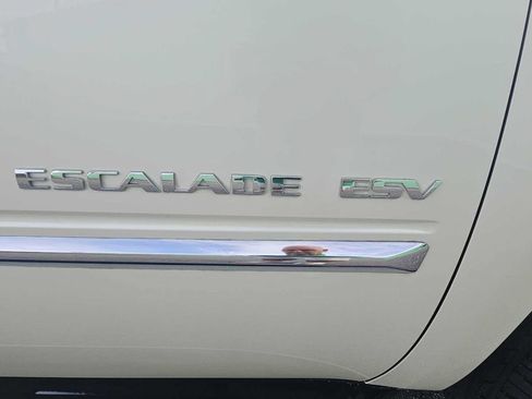 Used 2013 Cadillac Escalade ESV Luxury AWD/4WD image 32