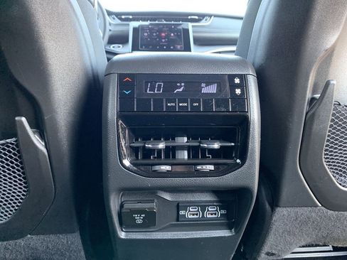 Used 2024 Jeep Grand Cherokee L Laredo image 32