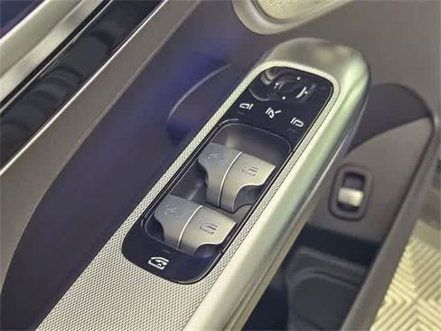 Used 2025 Mercedes-Benz GLC 300 4MATIC image 17