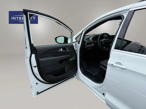 Used 2025 Chrysler Pacifica Select FWD image 9