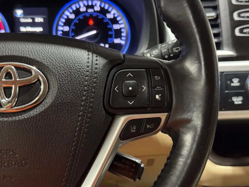 Used 2019 Toyota Highlander XLE AWD/4WD image 16