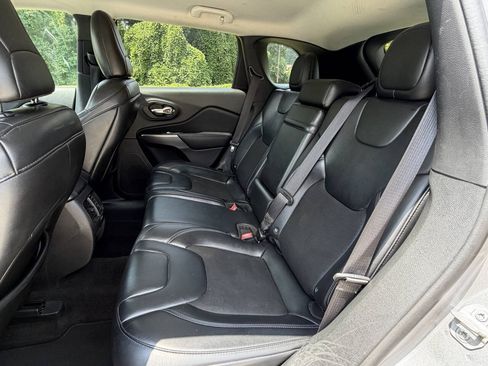 Used 2019 Jeep Cherokee Latitude Plus AWD/4WD image 13