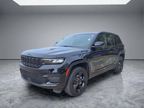 Used 2023 Jeep Grand Cherokee Altitude RWD image 3