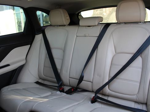 Used 2018 Jaguar F-PACE Prestige image 18