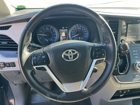 Used 2018 Toyota Sienna XLE w/ XLE Navigation Package image 14