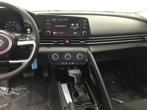 Used 2023 Hyundai Elantra SE image 19