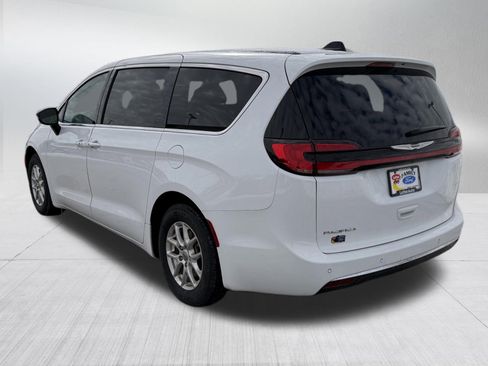 Used 2025 Chrysler Pacifica Select image 5