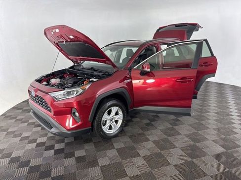 Used 2021 Toyota RAV4 XLE w/ XLE Grade Weather Package AWD/4WD image 10