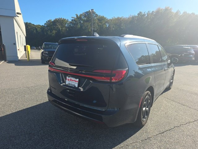 Used 2025 Chrysler Pacifica Premium FWD image 9