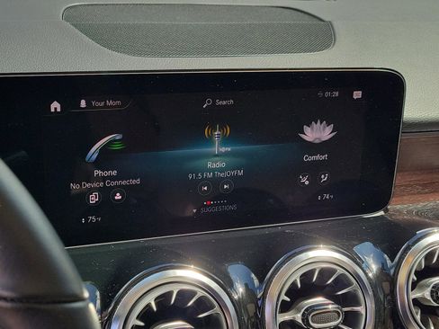 Used 2023 Mercedes-Benz GLB 250 4MATIC image 32