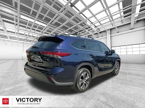 Used 2022 Toyota Highlander XLE image 3