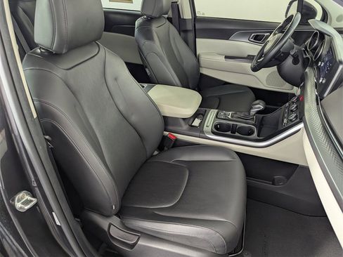 Used 2022 Kia Carnival LX image 35