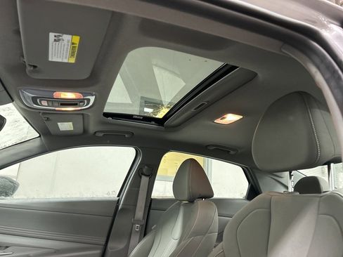 Certified 2025 Hyundai Elantra SEL image 8