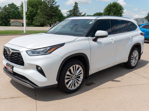 Used 2024 Toyota Highlander Platinum AWD/4WD image 5