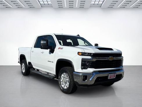Used 2024 Chevrolet Silverado 2500 LT AWD/4WD image 2