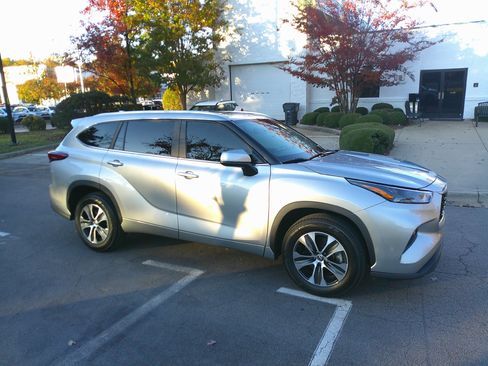Used 2023 Toyota Highlander XLE image 49