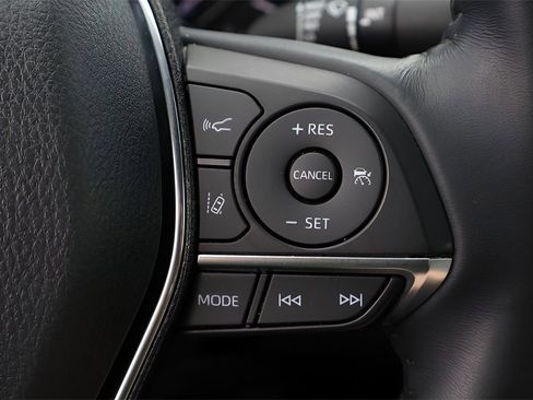 Certified 2020 Toyota Camry XLE image 17