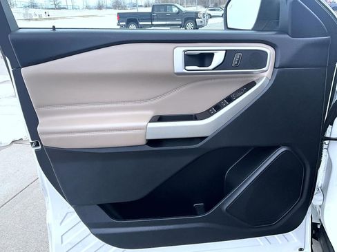 Used 2022 Ford Explorer XLT w/ Equipment Group 202A image 9