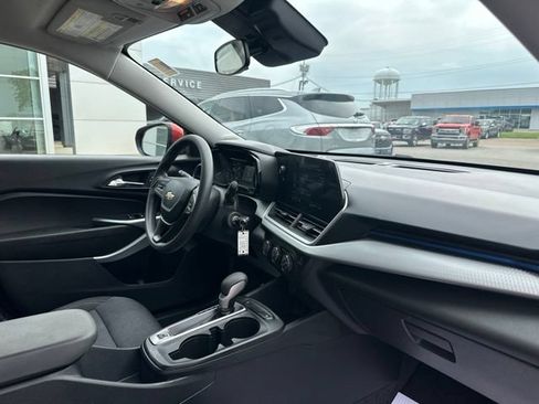 Used 2024 Chevrolet Trax LS w/ LS Convenience Package FWD image 10
