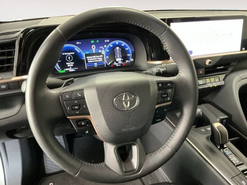 Used 2023 Toyota Crown Platinum AWD/4WD image 12