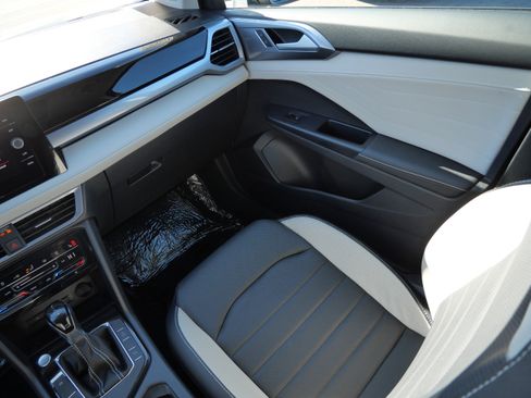 Certified 2025 Volkswagen Taos SEL image 11