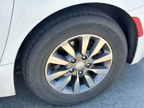 Used 2020 Chrysler Pacifica Touring-L Plus FWD image 7