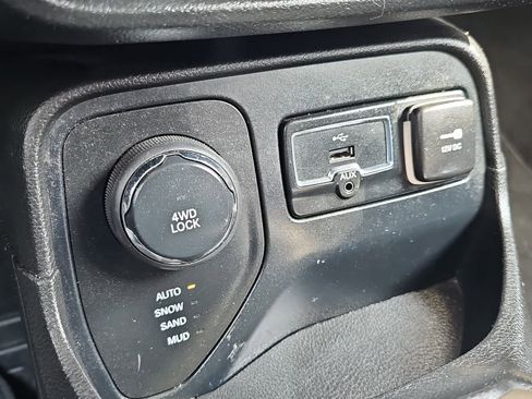 Used 2015 Jeep Renegade Latitude w/ Popular Equipment Group image 21