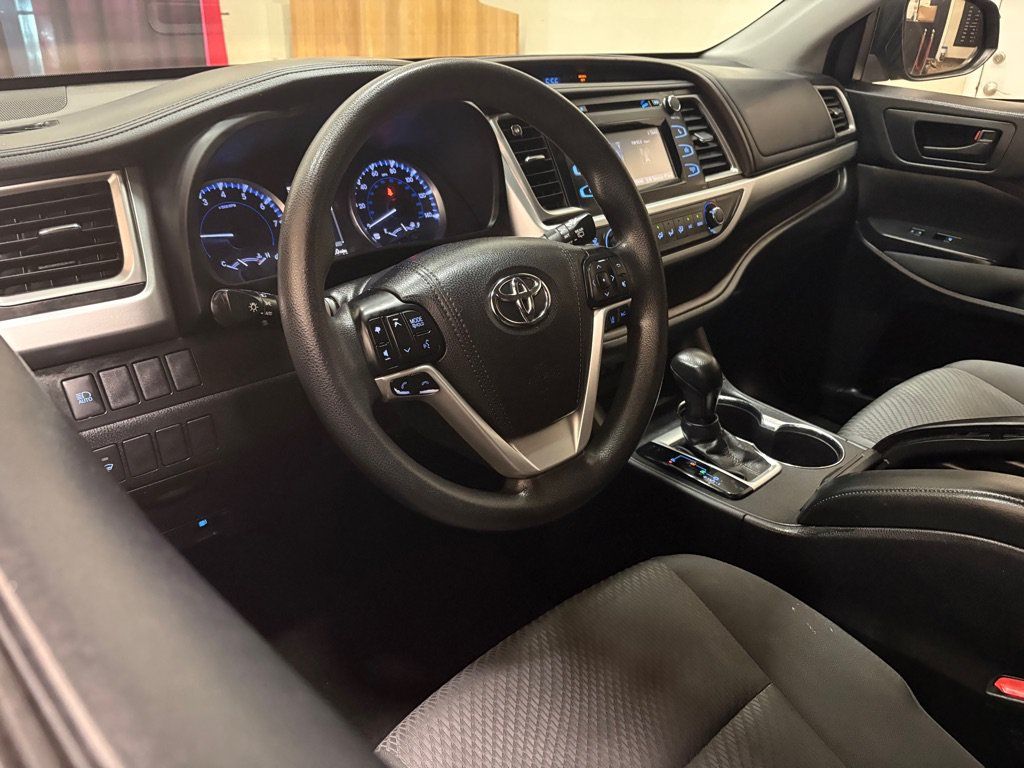 Used 2018 Toyota Highlander LE AWD/4WD image 12