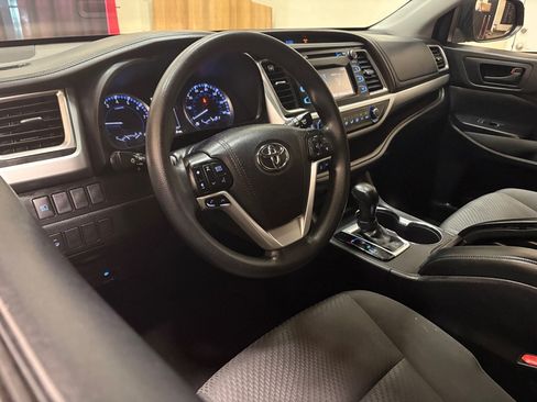 Used 2018 Toyota Highlander LE AWD/4WD image 12