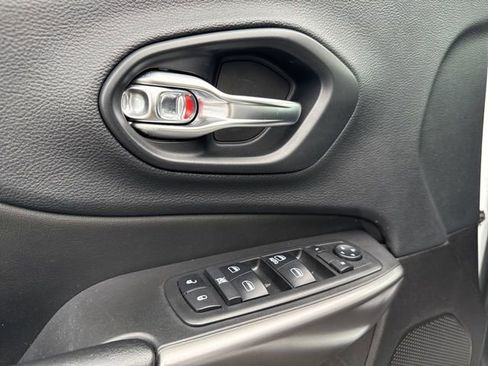 Used 2019 Jeep Cherokee Latitude w/ Popular Appearance Group AWD/4WD image 27