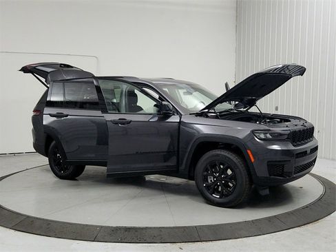 New 2025 Jeep Grand Cherokee L Altitude image 9