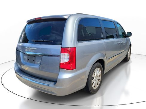Used 2016 Chrysler Town & Country Touring FWD image 5