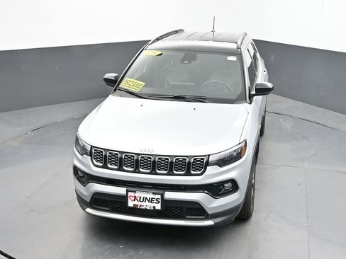 Used 2025 Jeep Compass Limited AWD/4WD image 39