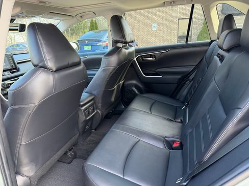 Used 2022 Toyota RAV4 XLE Premium image 14