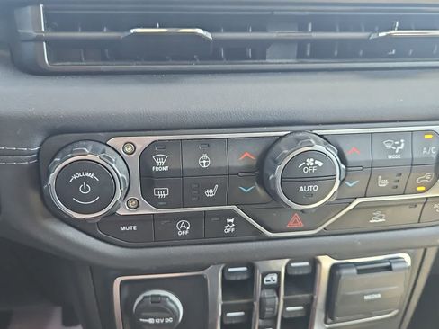 Used 2025 Jeep Wrangler Unlimited Sahara AWD/4WD image 17