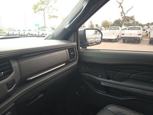 Used 2024 Ford Expedition Platinum image 17