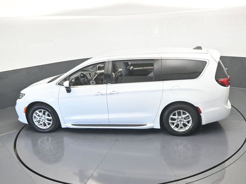 Used 2023 Chrysler Pacifica Touring-L image 50