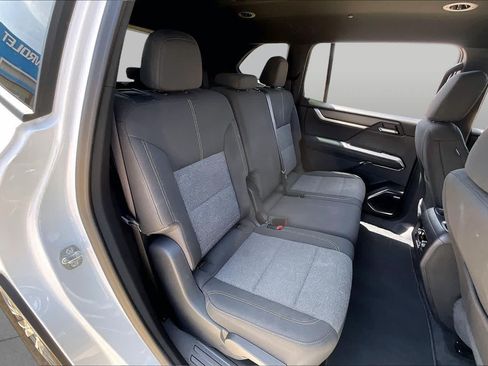 Used 2025 GMC Acadia Elevation FWD image 19