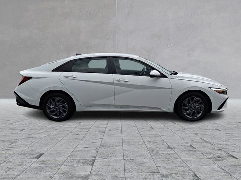 Certified 2024 Hyundai Elantra SEL FWD image 4