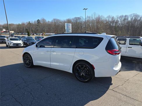 Used 2022 Chrysler Pacifica Touring-L w/ S Appearance Package image 7